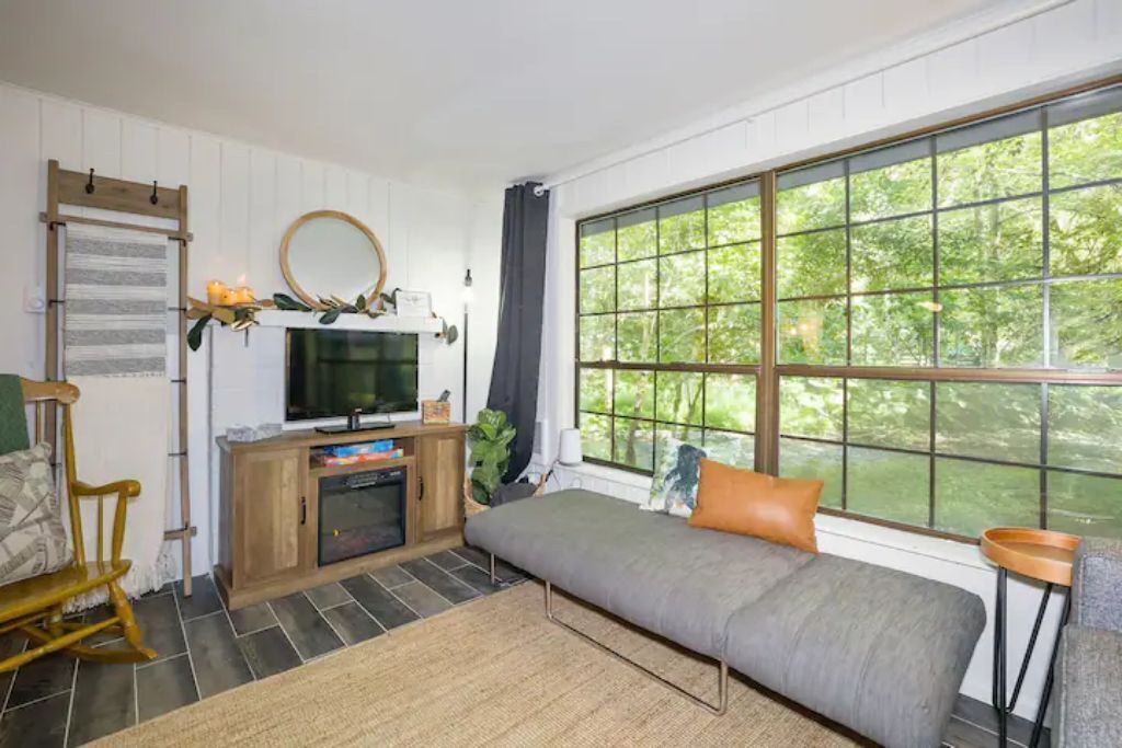 The Bigfoot Bungalow - Close to lakes and town!