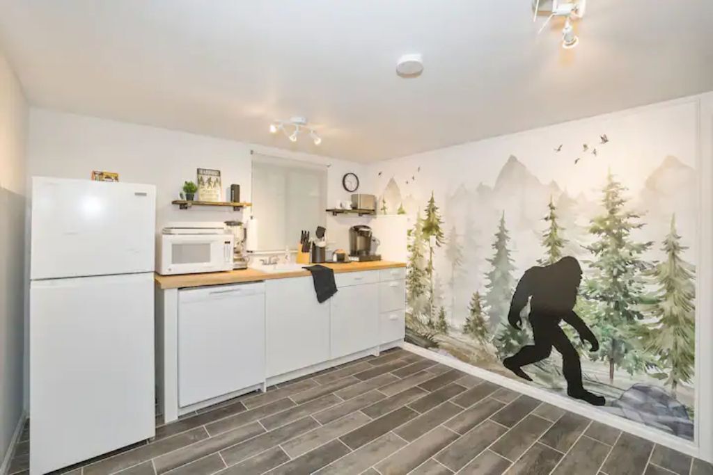 The Bigfoot Bungalow - Close to lakes and town!