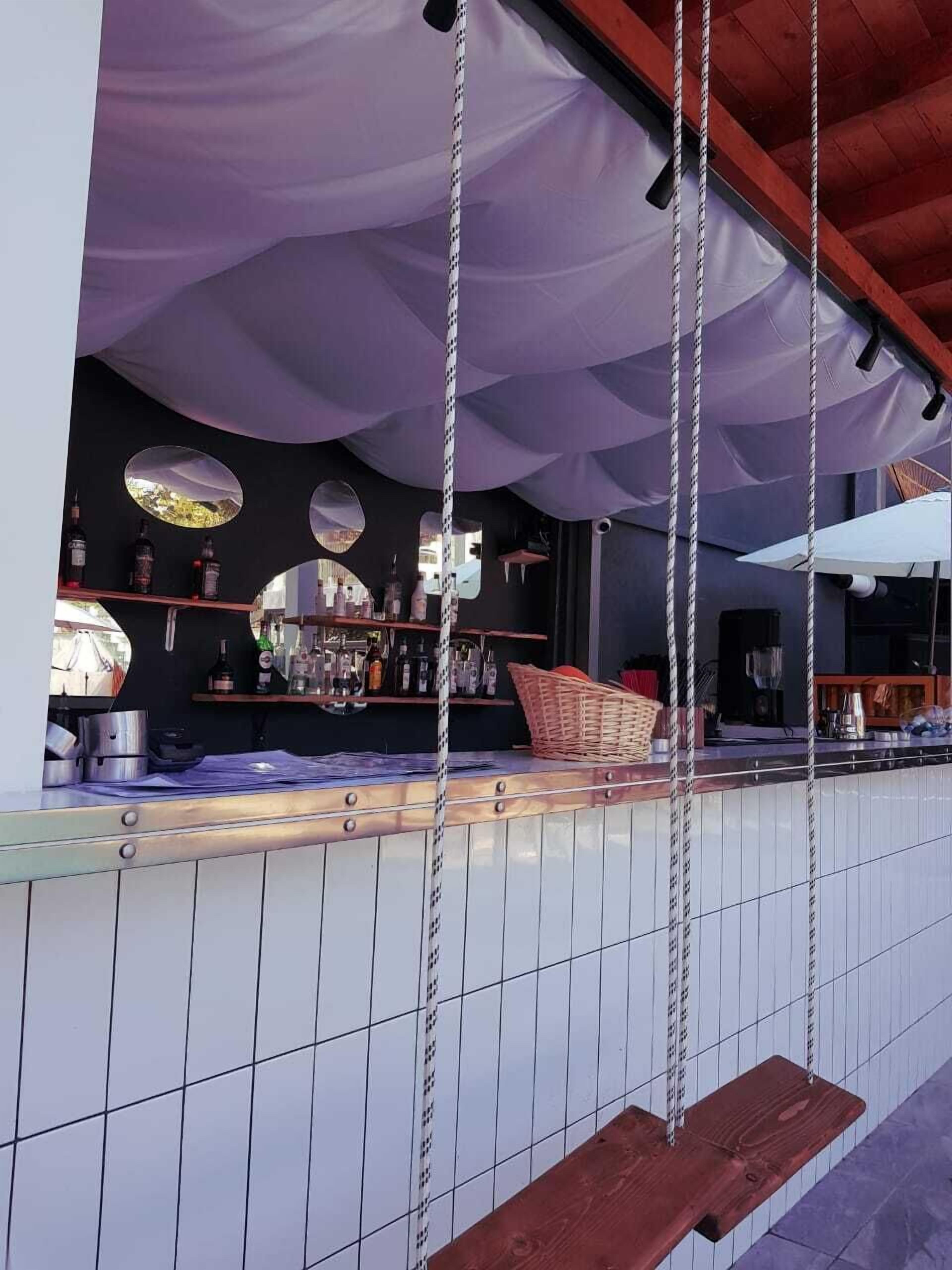 Bar junto a la piscina