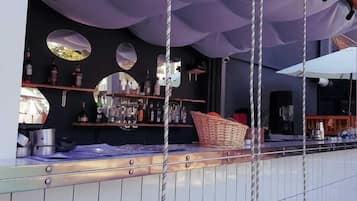 Bar junto a la piscina