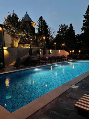 Piscina stagionale all'aperto, ombrelloni da piscina, lettini