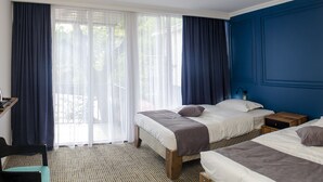 Een hotelkamer met twee bedden, een bureau en een stoel.