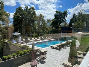 Seasonal outdoor pool, pool umbrellas, sun loungers - The Residence Mountain Resort (Tbilisi)