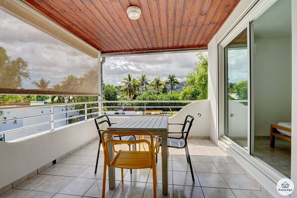 Outdoor dining - T2 – Le Léopardi*** – close to the lagoon of La Saline-les-Bains (Saint-Gilles les Bains)