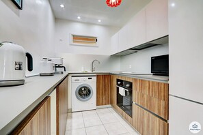 Fridge, microwave, oven, stovetop - T2 – Le Léopardi*** – close to the lagoon of La Saline-les-Bains (Saint-Gilles les Bains)