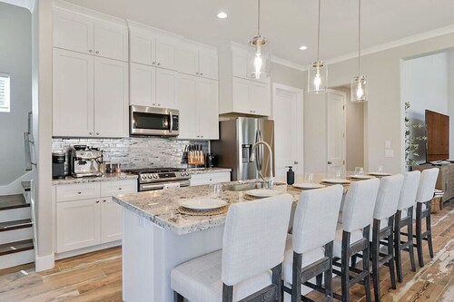 Aggieland Crossing ~ Huge Gameday Backyard!