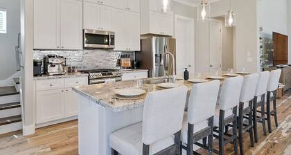 Aggieland Crossing ~ Huge Gameday Backyard!