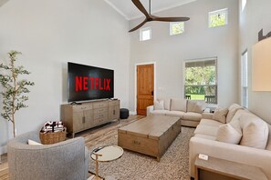 Smart TV, table tennis