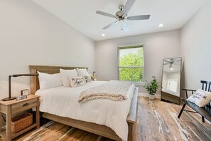 5 Schlafzimmer, Schreibtisch, Bügeleisen/Bügelbrett, kostenloses WLAN