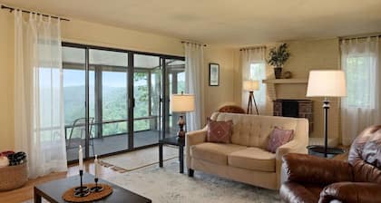Sunrise Mountain Retreat-Summer Vacation with Hot Tub