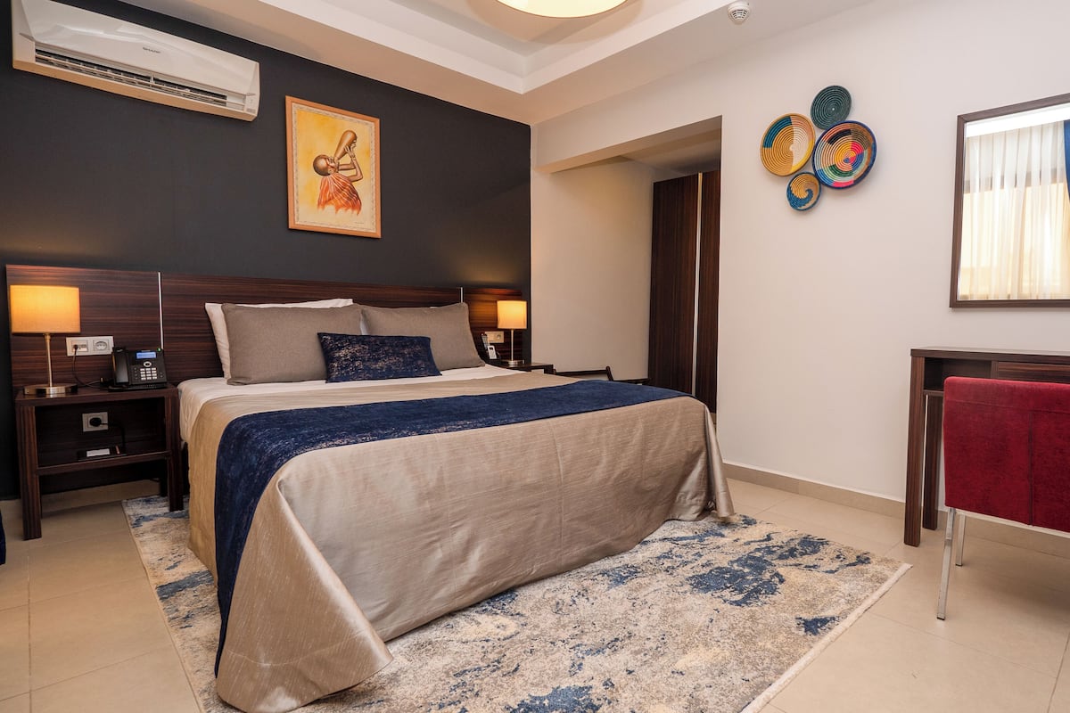 Executive Studio Suite | Desk, laptop workspace, rollaway beds, free WiFi