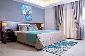 Studio – junior | Skrivebord, skrivebord for bærbar PC og ekstrasenger (mot et tillegg)