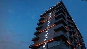 A multi-story hotel with balconies and a sign indicating it is a premium establishment. - Souare Premium Hotel (Conakry)