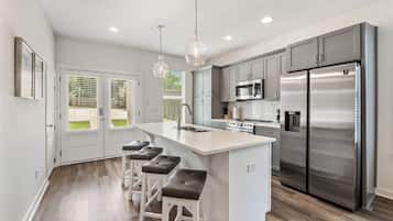 Refrigerador, microondas, horno y parrilla de estufa