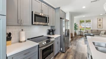 Frigorífico, microondas, horno y placa de cocina