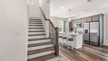 Frigorífico, microondas, horno y placa de cocina