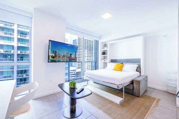 Tabla de planchar con plancha, wifi gratis y ropa de cama 