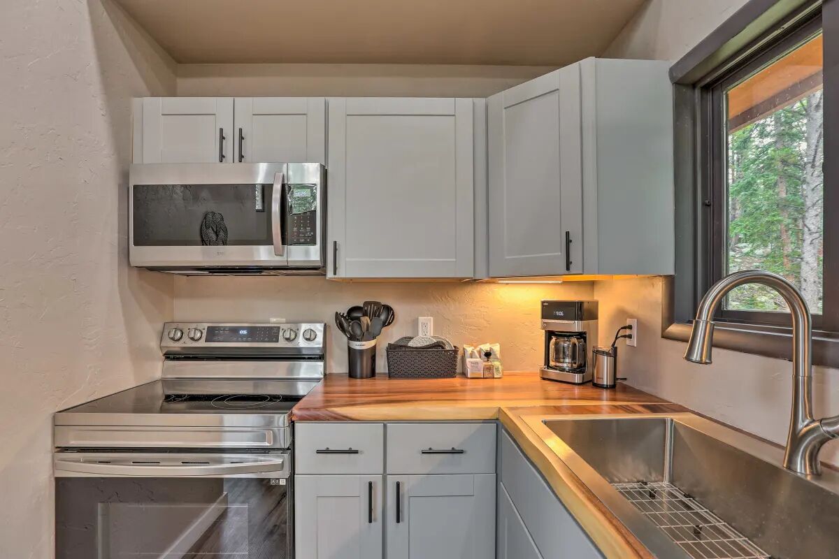 3 Peaks Cabin -Newly Updated! St. Mary's Cabin with Mountain Views, Lake Access!