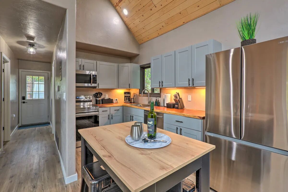 3 Peaks Cabin -Newly Updated! St. Mary's Cabin with Mountain Views, Lake Access!