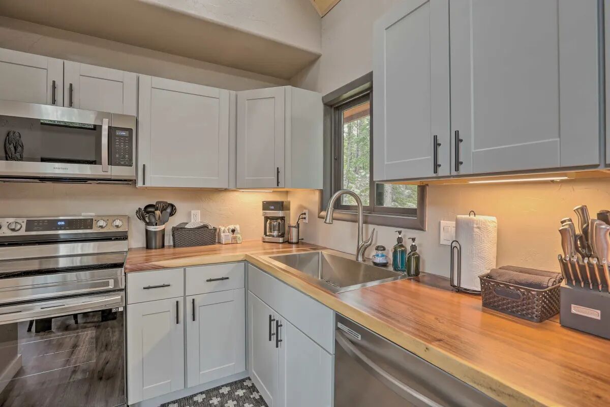 3 Peaks Cabin -Newly Updated! St. Mary's Cabin with Mountain Views, Lake Access!