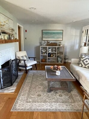 スマートテレビ、暖炉、書庫