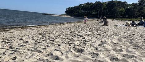 Chaises longues, serviettes de plage