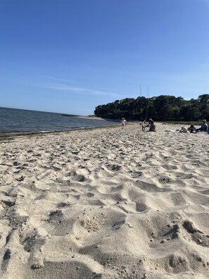 Chaises longues, serviettes de plage
