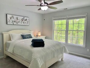 3 habitaciones, escritorio, tabla de planchar con plancha y wifi