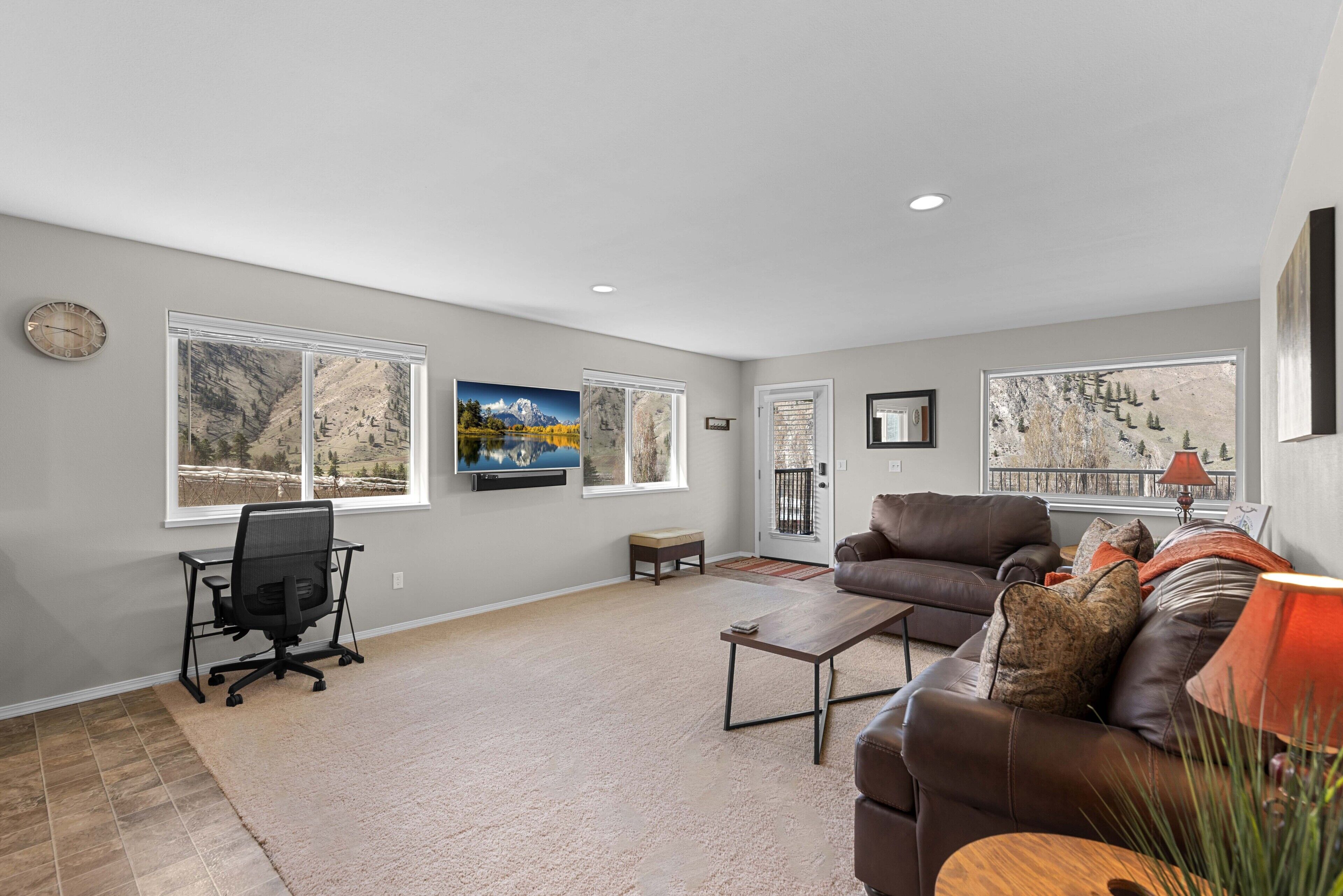 Peaceful 2BR Retreat w/ Mt & River Views-Free Wi-Fi