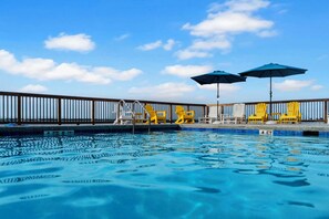 Lämmitetty uima-allas