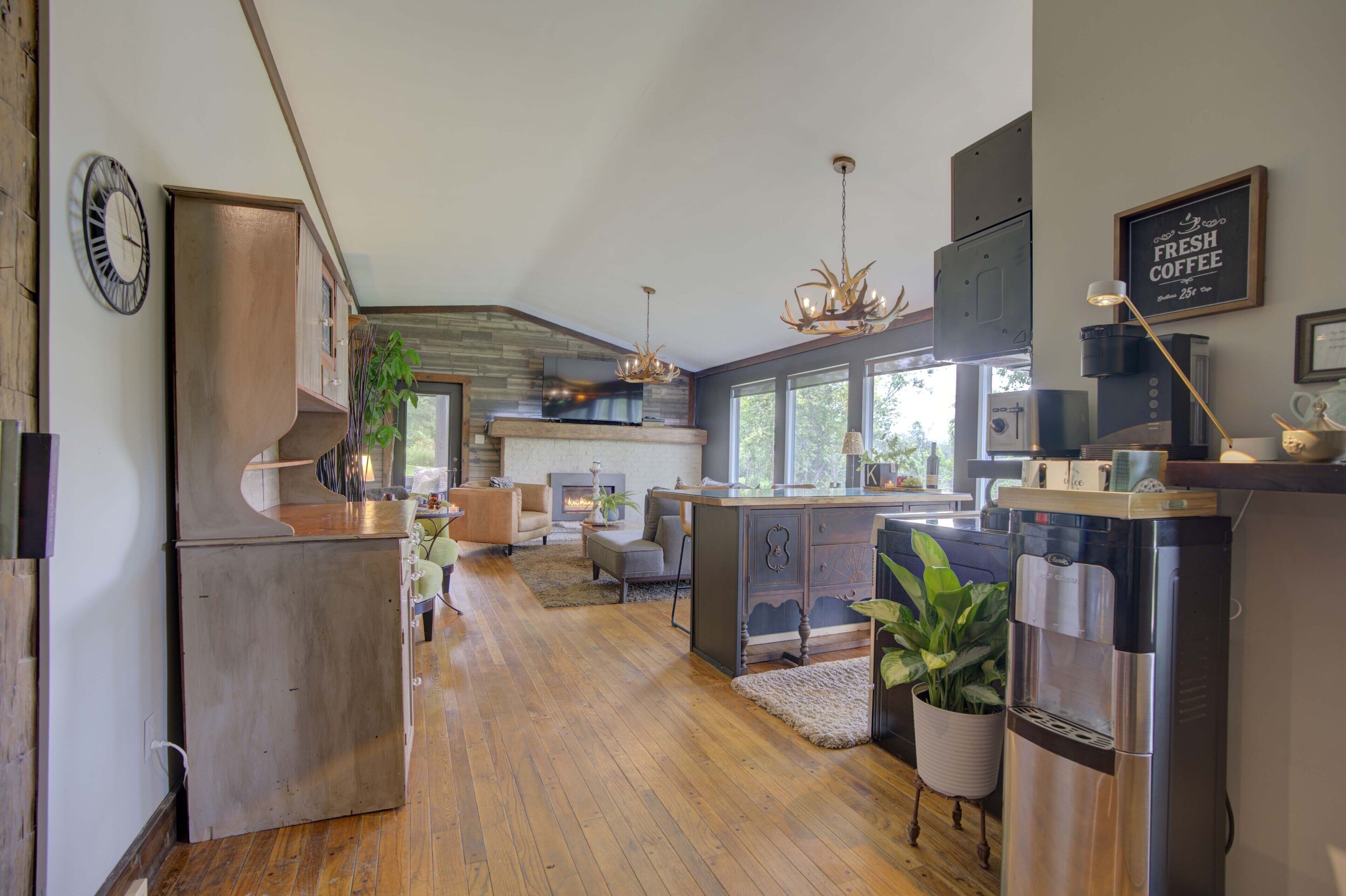 Unique, Tranquil, Riverfront w/hot tub,fireplace,trails