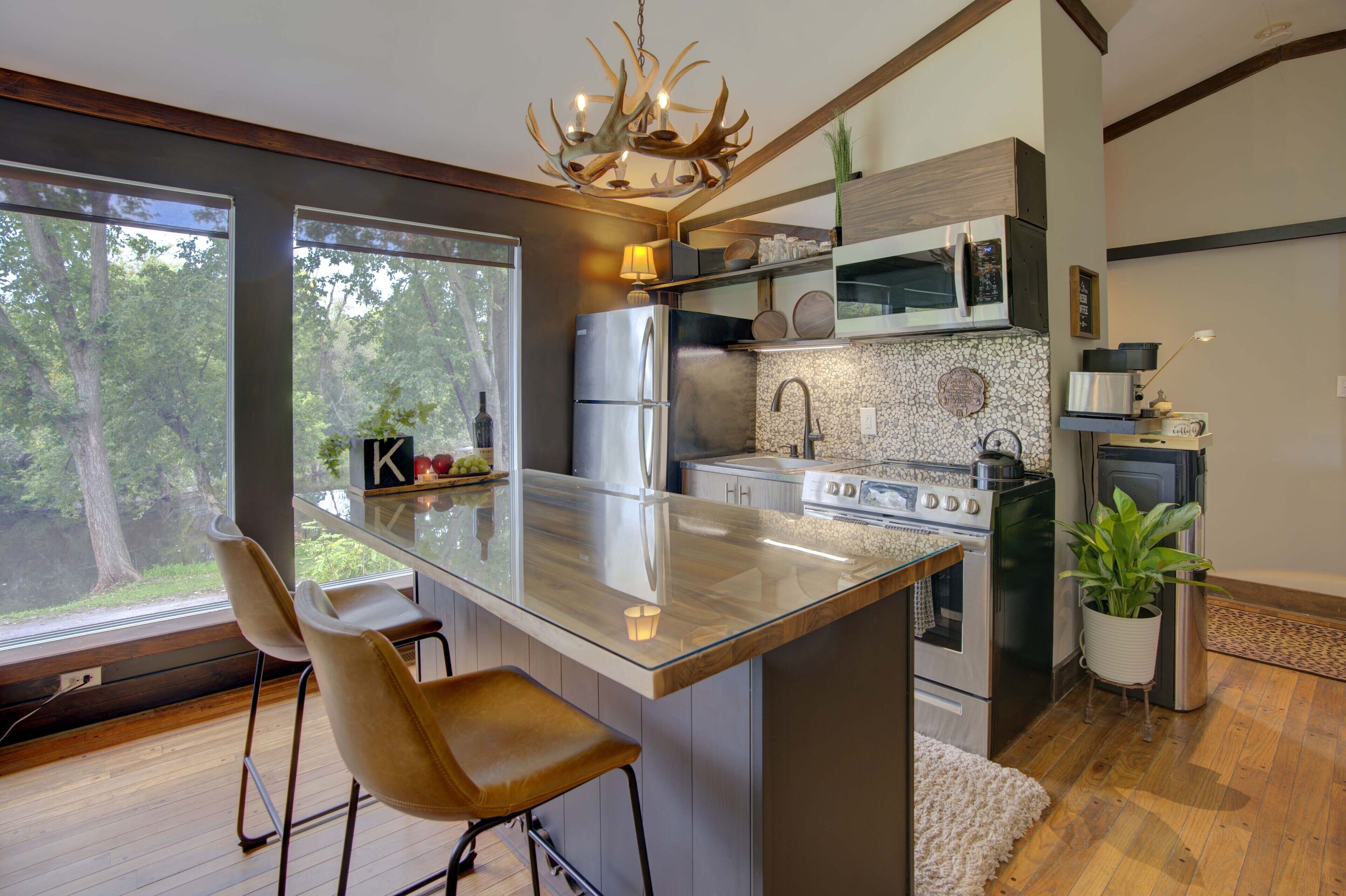 Unique, Tranquil, Riverfront w/hot tub,fireplace,trails