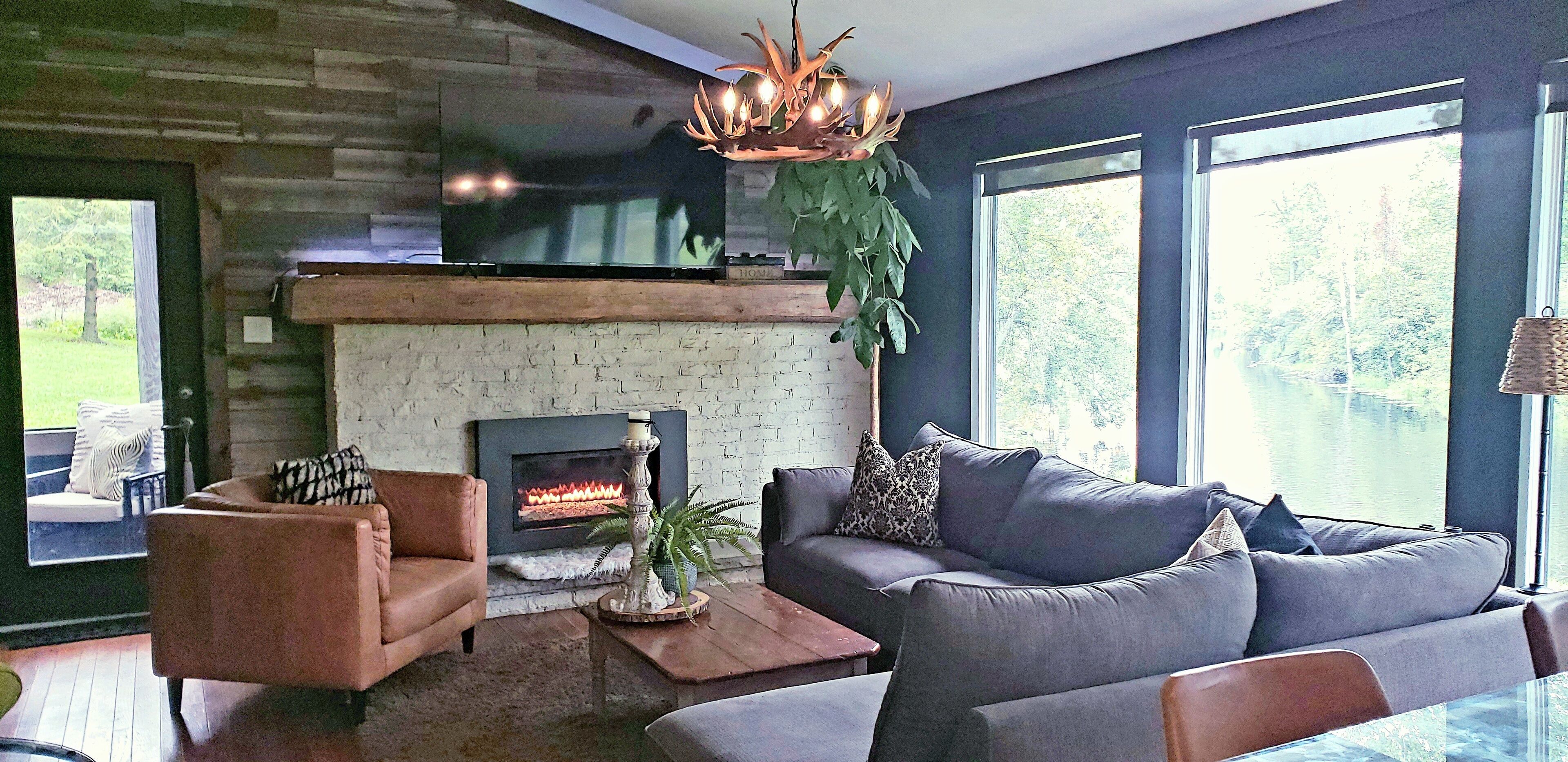 Unique, Tranquil, Riverfront w/hot tub,fireplace,trails