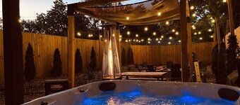 6BR Retreat w/Game Room Epic Yard Hot Tub Fire Pit