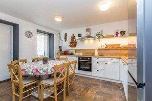 Kjøleskap, ovn, kokeplater og oppvaskmaskin