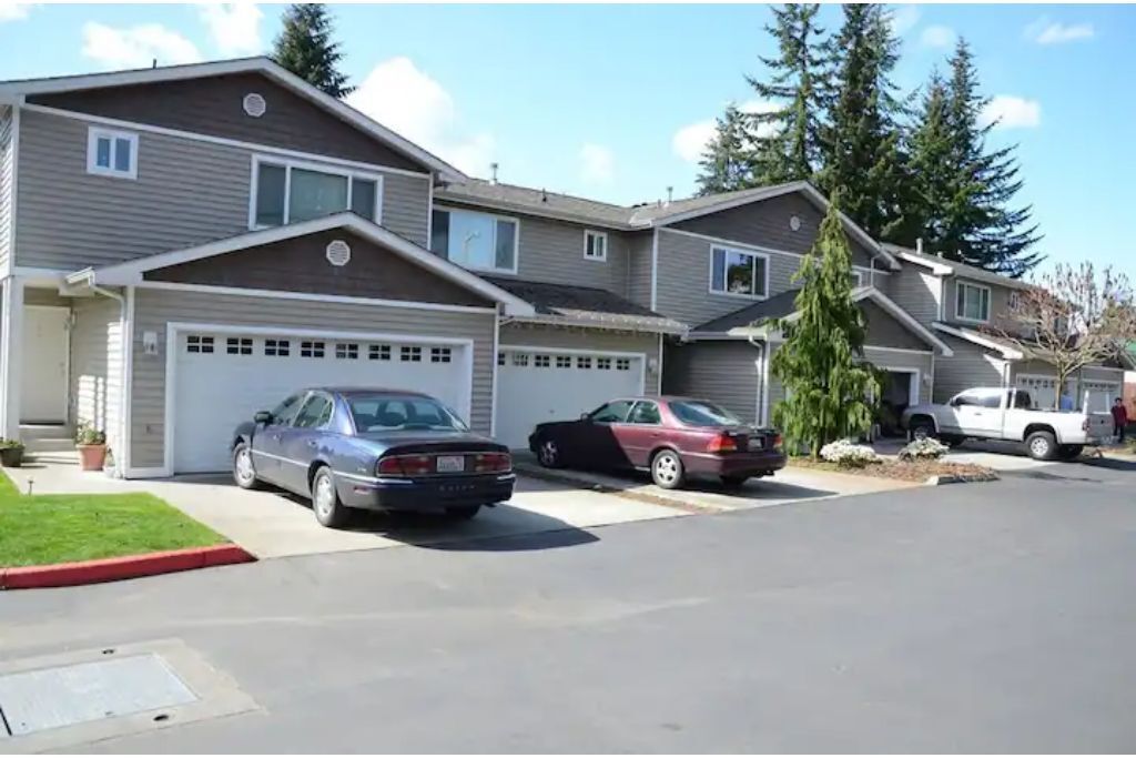 unit 6: wonderful townhouse with King bed/laundry