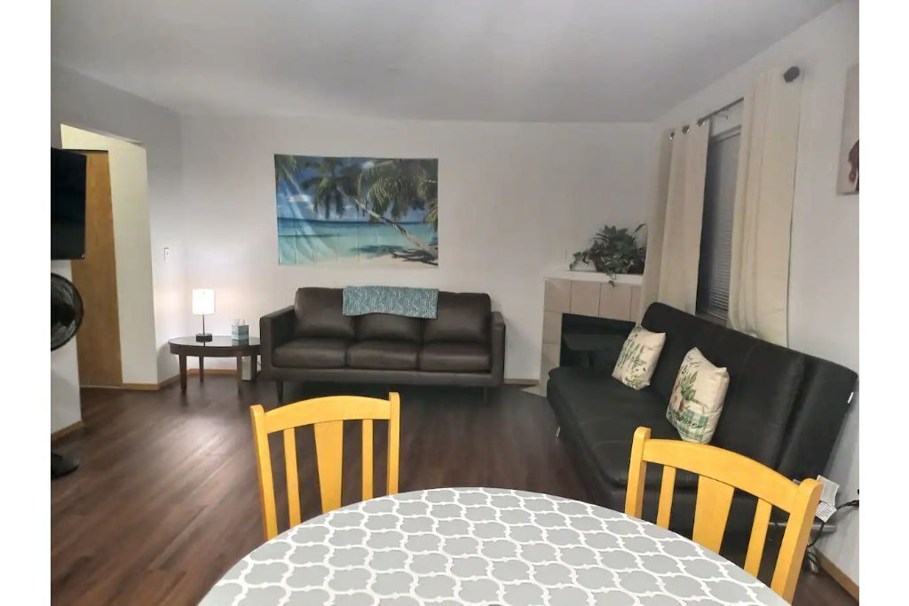 unit 6: wonderful townhouse with King bed/laundry