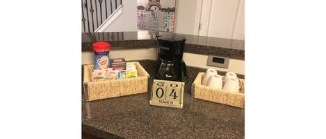 Mikrobølgeovn, ovn, kokeplater og kaffetrakter/tekoker