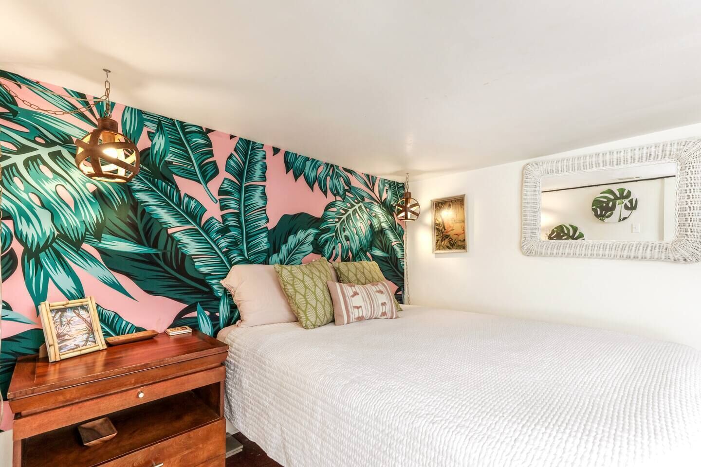 Vintage Vibe Tiki Speakeasy~Hot Tub~Great Location!