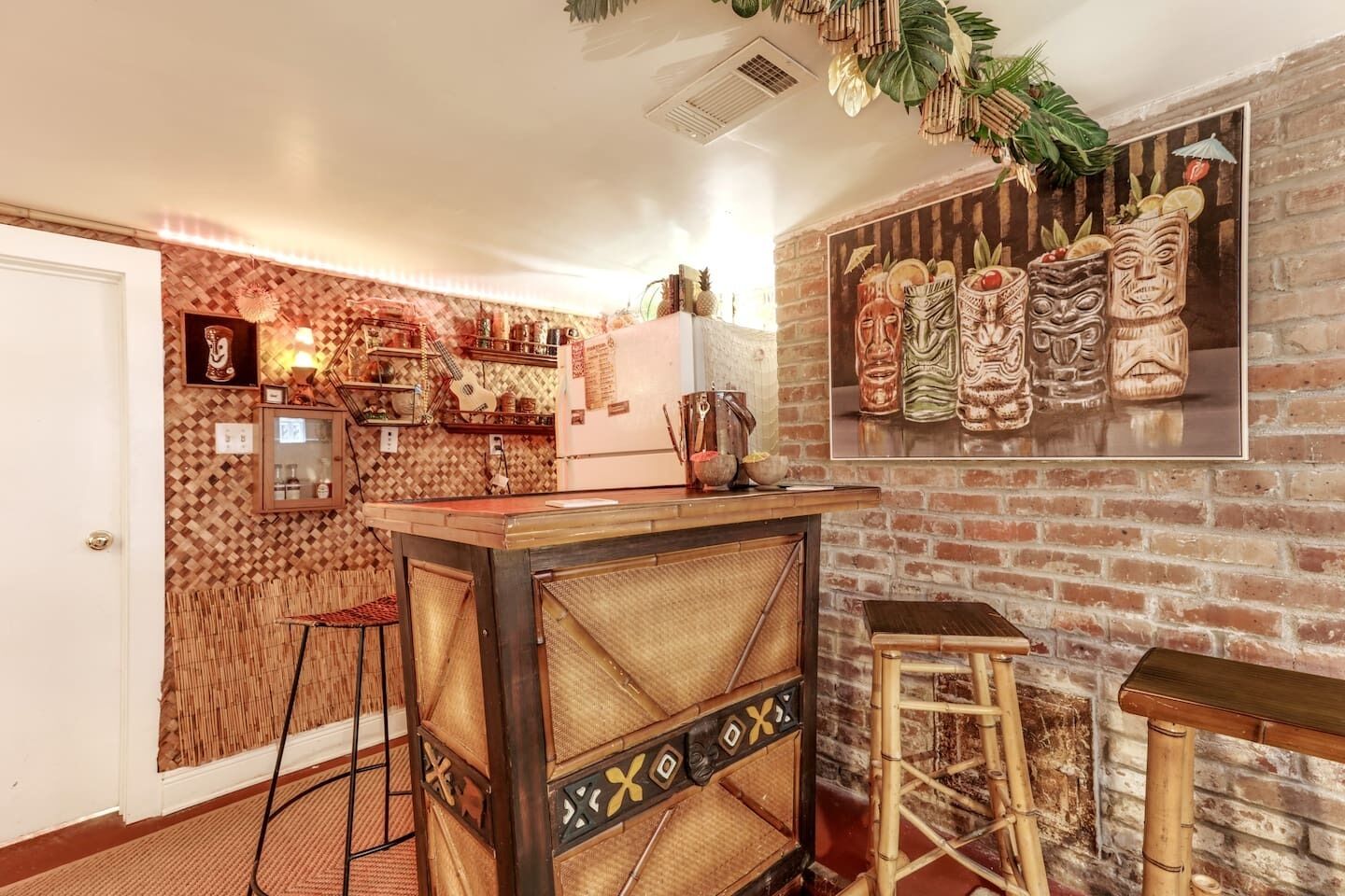 Vintage Vibe Tiki Speakeasy~Hot Tub~Great Location!