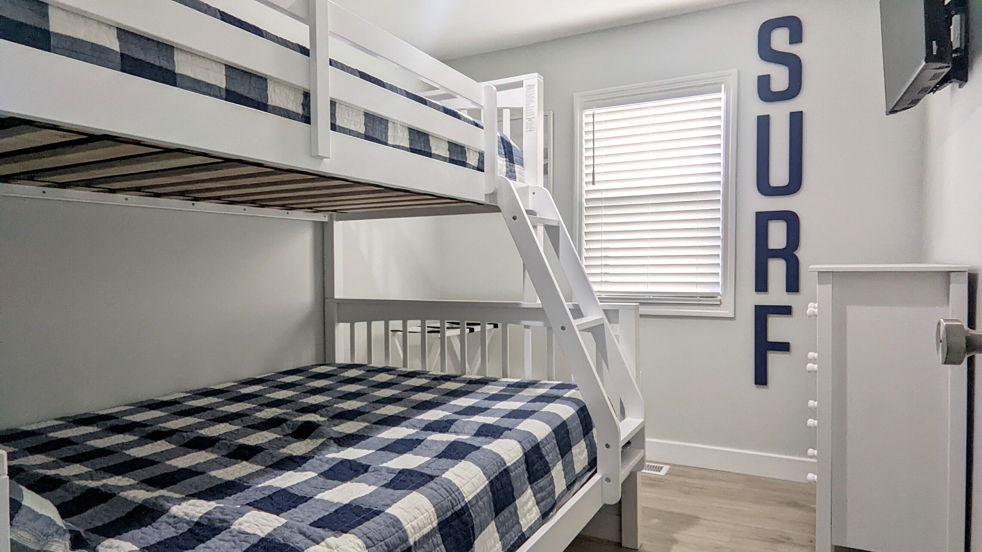 1st flr 4 bd, 2 ba, sleeps 9, completely remodeled - central OC!