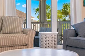 Smart TV - 2-br home with pool, hot tub, golf, gym access (Pensacola)