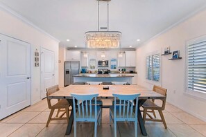 Dining - 2-br home with pool, hot tub, golf, gym access (Pensacola)