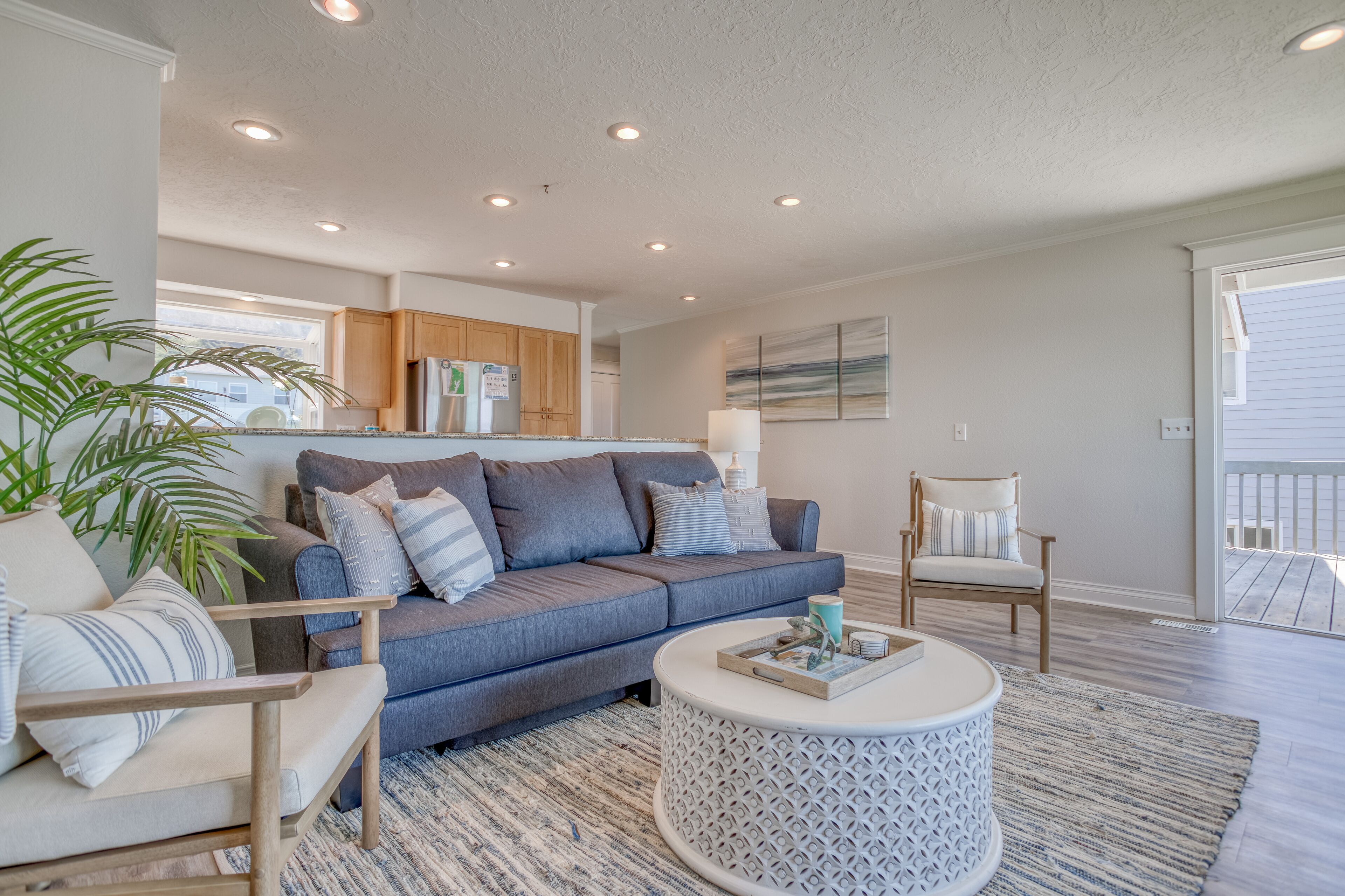 Newly Remodeled Ocean Front Home In Road's End w/ Fabulous Amenities!