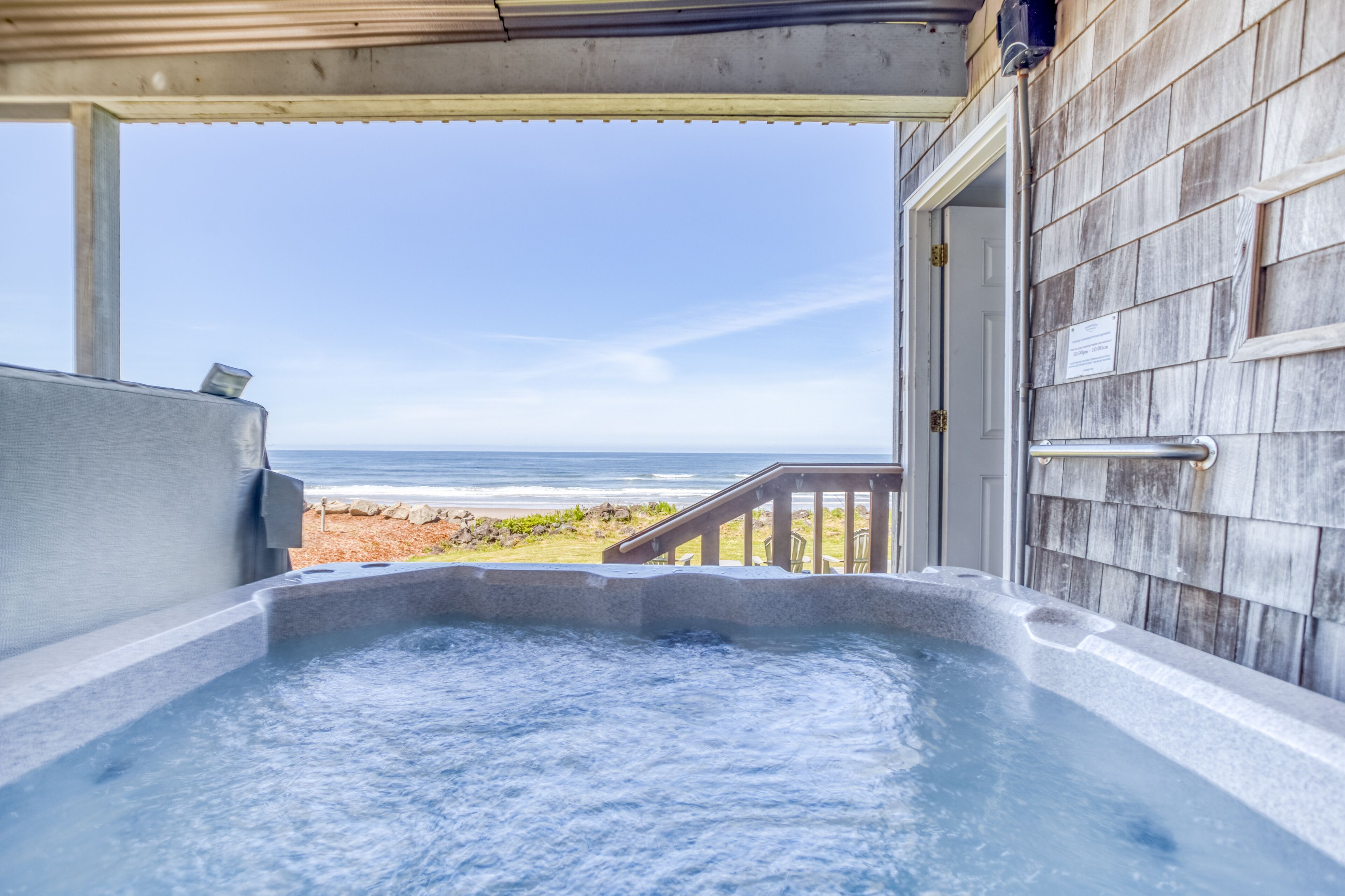 Newly Remodeled Ocean Front Home In Road's End w/ Fabulous Amenities!