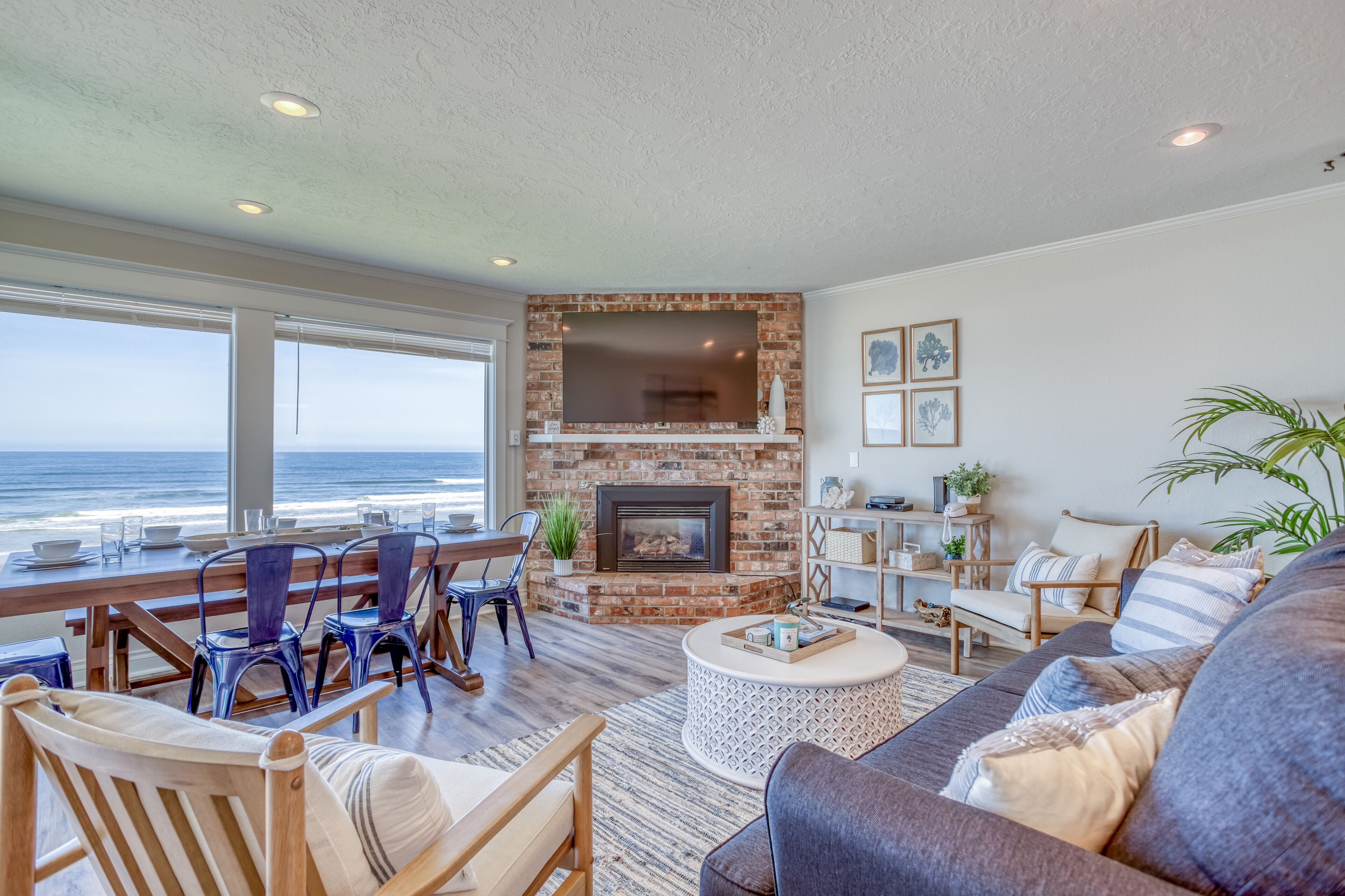 Newly Remodeled Ocean Front Home In Road's End w/ Fabulous Amenities!