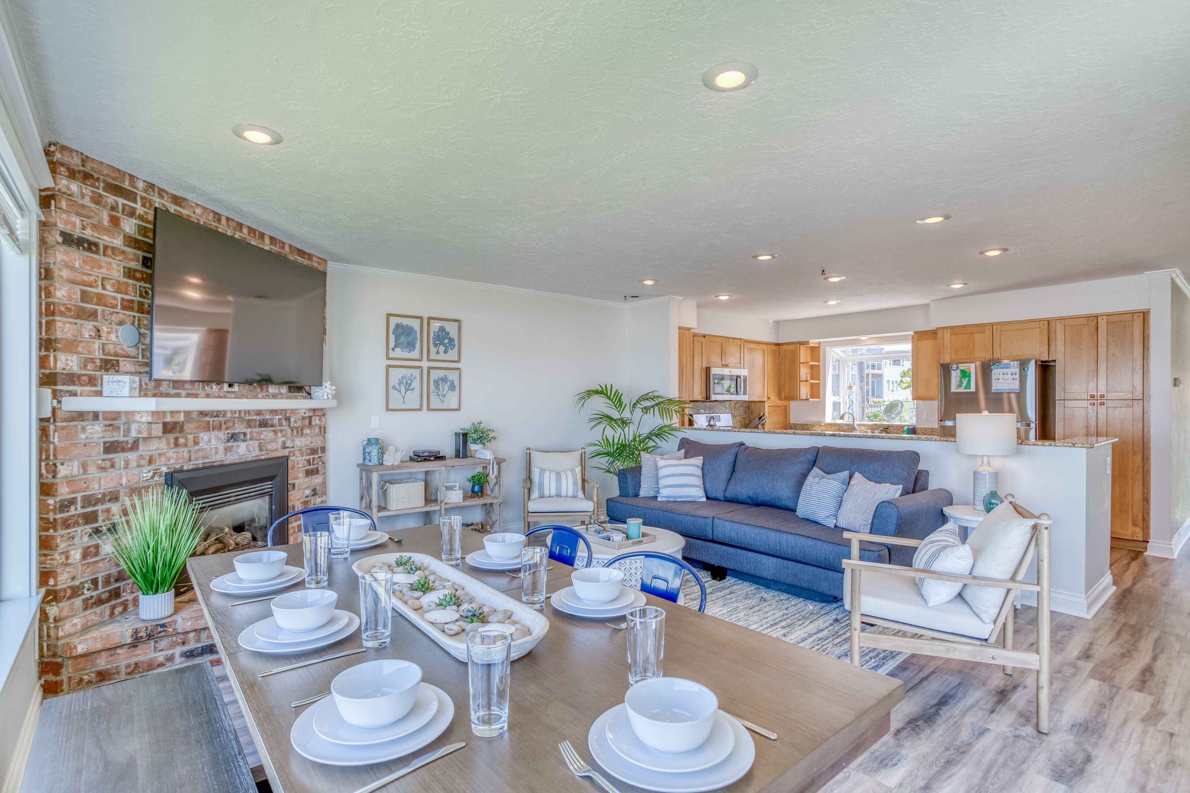Newly Remodeled Ocean Front Home In Road's End w/ Fabulous Amenities!
