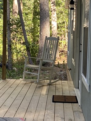 Terrace/patio - Private lake, cozy cottage near hiking, waterfalls, rafting, state parks, Helen (Demorest)