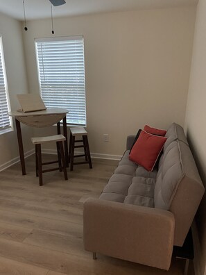 Smart TV - Private lake, cozy cottage near hiking, waterfalls, rafting, state parks, Helen (Demorest)