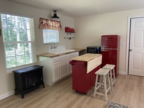 Kjøleskap, mikrobølgeovn, ovn og kokeplater